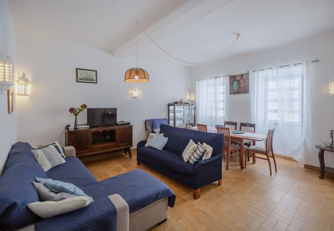 Casa em Vila do Bispo - Casa tradicional com dois pisos - 5 min da praia!