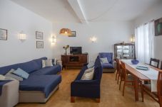 Casa em Vila do Bispo - Casa tradicional com dois pisos - 5 min da praia!