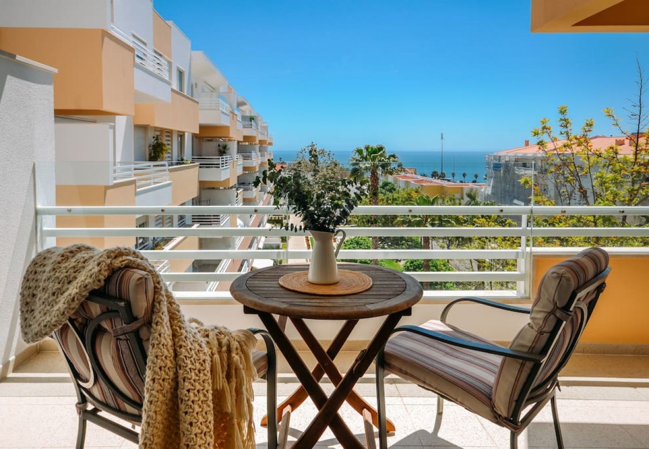 Apartment in Parede - Fantastic Seaside Family Apartment with Pool 