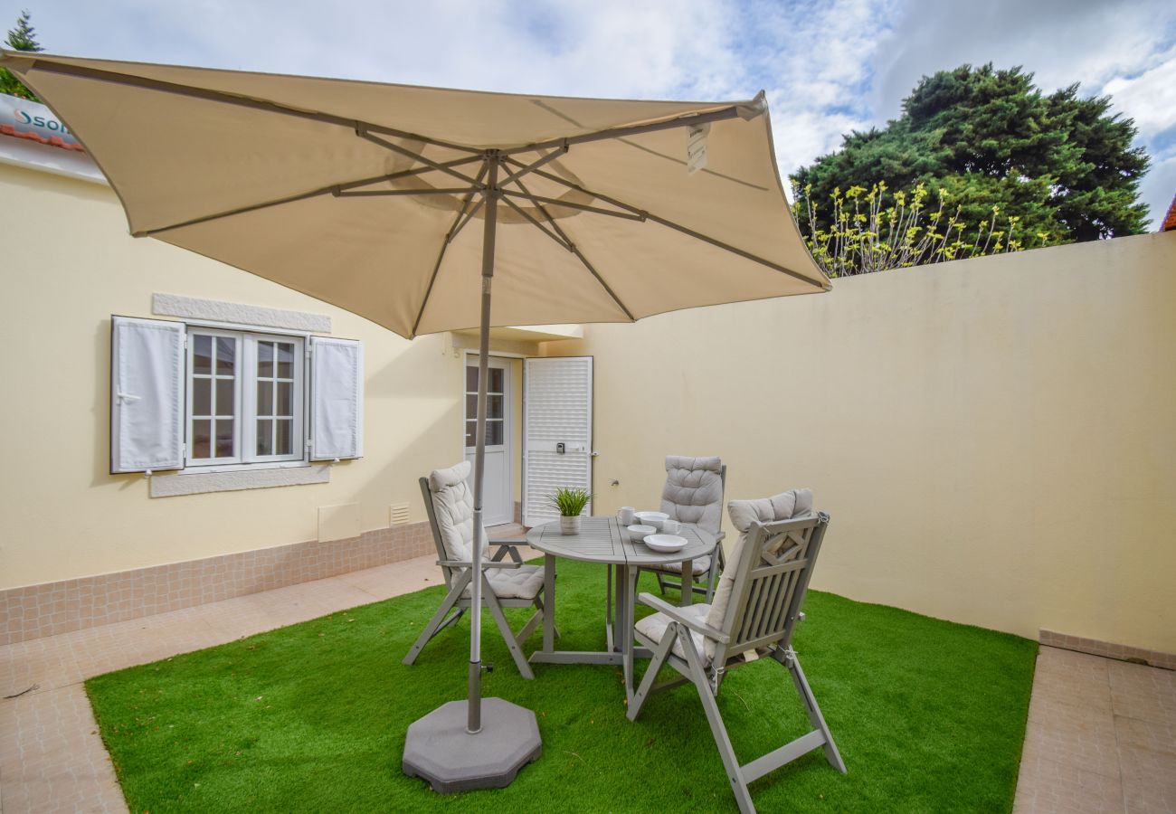 Apartment in Parede - Charming 1 Bedroom Apartment - 10 minutes from beach 