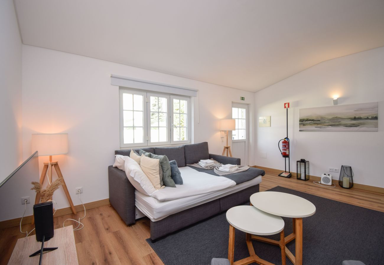 Studio in Parede - Spacious Studio with Terrace - 10 minutes from beach 