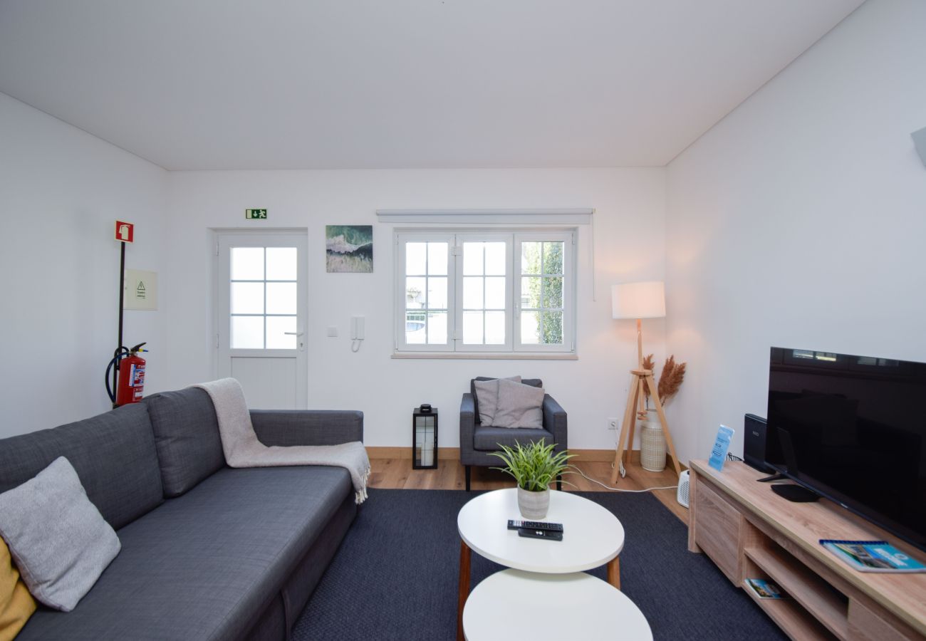 Apartment in Parede - Sunny Apartment with Terrace - 10 minutes from beach 