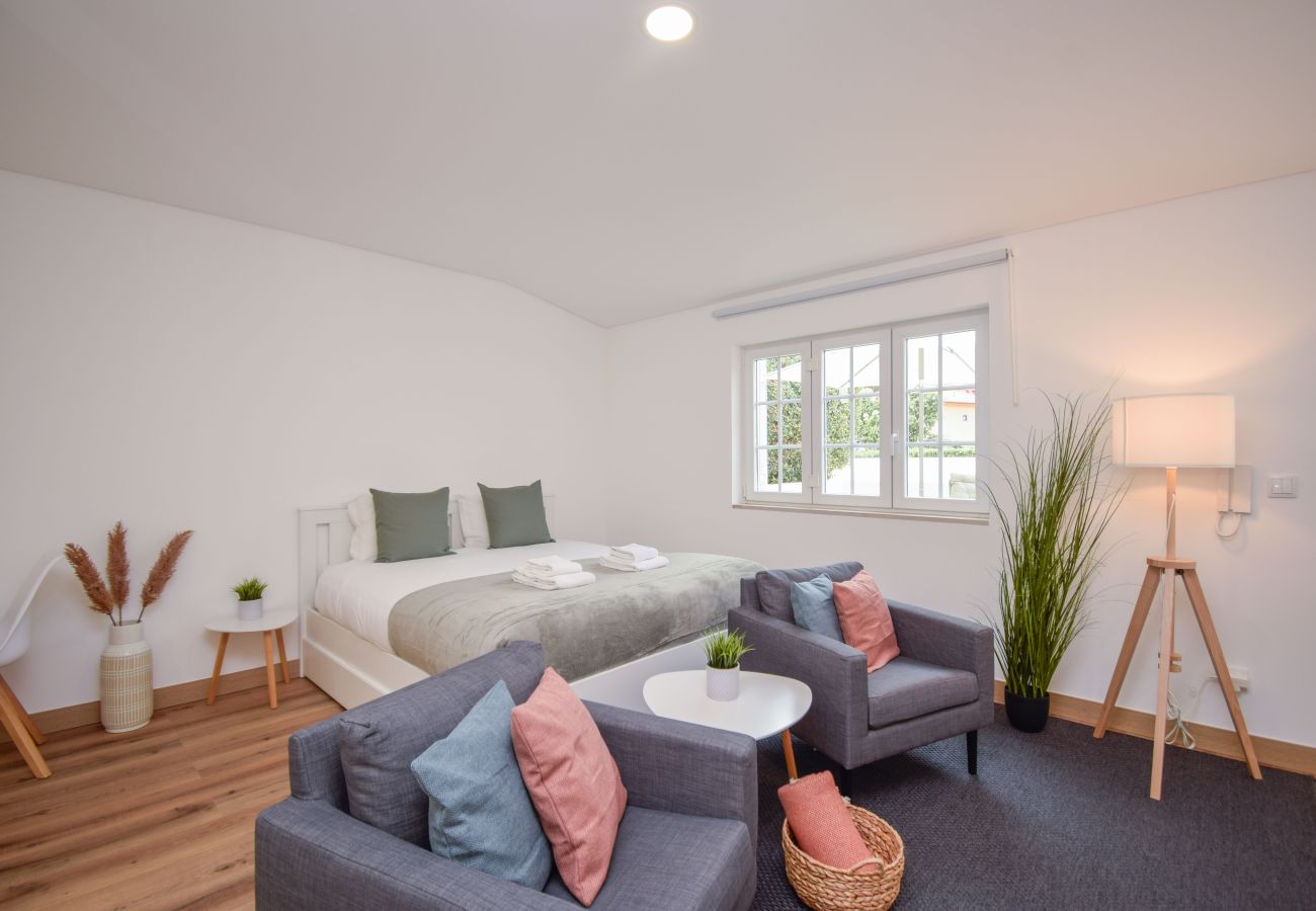 Studio in Parede - Cozy Studio with Terrace - 800m from the beach